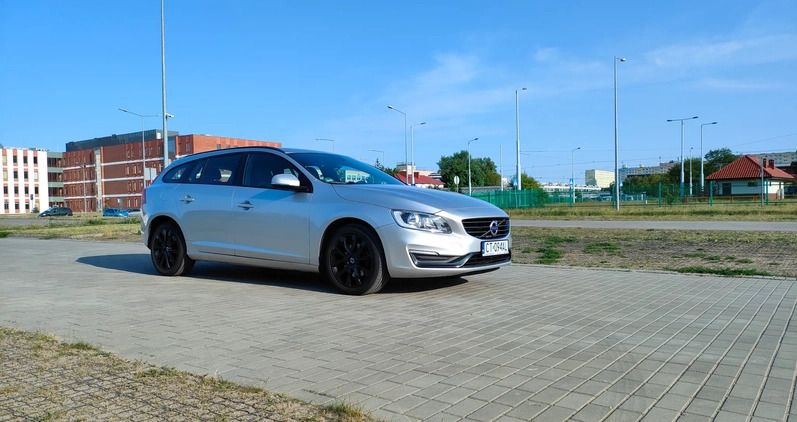 Volvo V60 cena 65000 przebieg: 99750, rok produkcji 2018 z Toruń małe 211